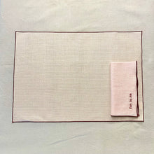 Carica l&#39;immagine nel visualizzatore di Gallery, FOR.TU.NA Tovaglietta in lino resinato e tovagliolo cipria e bordeaux- set di 2