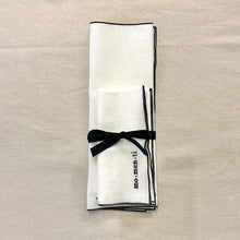 Carica l&#39;immagine nel visualizzatore di Gallery, MO.MEN.TI Tovaglietta in lino resinato e tovagliolo bianco e nero - set di 2