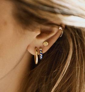 Anna + Nina | Orecchino singolo con anello a spirale blu placcato in oro