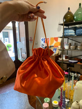 Carica l&#39;immagine nel visualizzatore di Gallery, TdiToti | Mini bag sacchetto in raso arancione