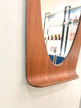 Carica l&#39;immagine nel visualizzatore di Gallery, Specchio in legno curvato Campo e Graffi