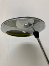 Carica l&#39;immagine nel visualizzatore di Gallery, Lampada da tavolo o scrivania in metallo cromato anni 60