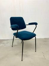 Carica l&#39;immagine nel visualizzatore di Gallery, Set di 2 sedie vintage con braccioli in velluto blu