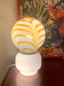 Lampada da tavolo anni 60 in vetro di Murano bianco e caramello