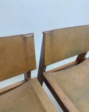Carica l&#39;immagine nel visualizzatore di Gallery, Coppia di sedie brutaliste in legno e cuoio -  nello stile di Afra e Tobia Scarpa - anni 70