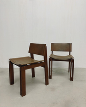 Carica l&#39;immagine nel visualizzatore di Gallery, Coppia di sedie brutaliste in legno e cuoio -  nello stile di Afra e Tobia Scarpa - anni 70