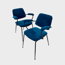 Carica l&#39;immagine nel visualizzatore di Gallery, Set di 2 sedie vintage con braccioli in velluto blu