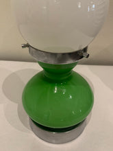 Carica l&#39;immagine nel visualizzatore di Gallery, Lampada da tavolo anni 60 in vetro di Murano bianco e verde