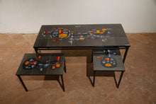Carica l&#39;immagine nel visualizzatore di Gallery, Set di 3 tavolini in ceramica e ferro Vallauris decorato, anni &#39;60
